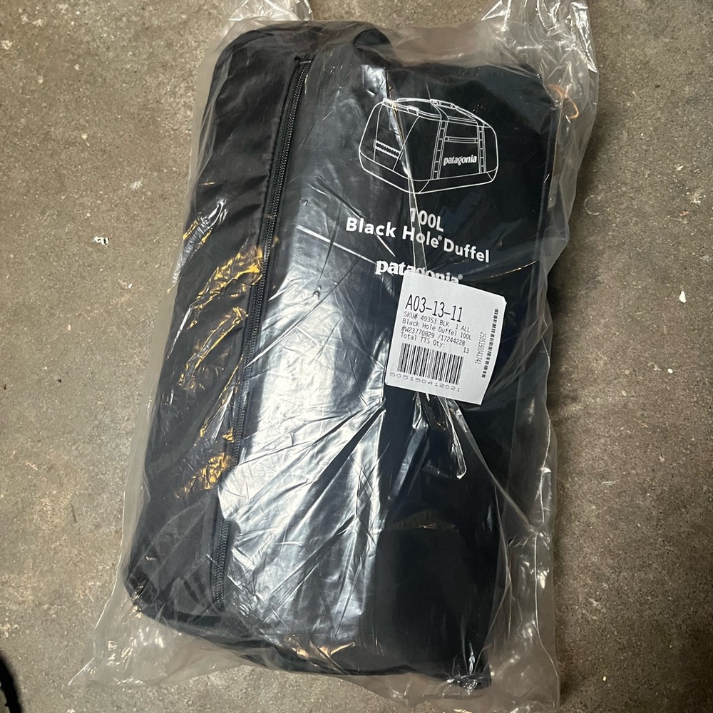 NEW NWT Patagonia black hole 100L duffel bag